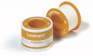 CEROTTO ADESIVO IPOALLERGENICO LEUKOPOR. SUPPORTO: TESSUTO NON TESSUTO BIANCO DI POLIESTERE E VISCOSA ADESIVO POLIACRILICO SENZA RESINE E GOMME NATURALI. 5X5CM MUTABILE - Farmacia Artemisia di Montecuollo Dott. Angelo snc