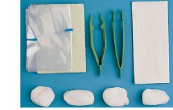 SET PER MEDICAZIONE MEDIUM CONTENENTE PINZA AD ANELLI, PINZA ANATOMICA, 4 TAMPONI, SACCHETTO DI CARTA PER RESIDUI, TELO IMPERMEABILE/ASSORBENTE, 2 GUANTI IN LATTICE - Farmacia Artemisia di Montecuollo Dott. Angelo snc