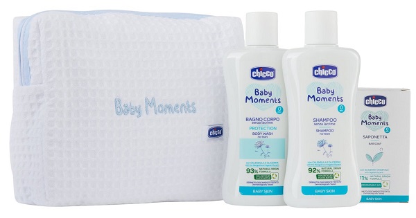 CHICCO BABY MOMENTS BEAUTY BAG ZIP AZZURRO BAGNOSCHIUMA PELLI DELICATE 200 ML + SHAMPOO PELLI DELICATE 200 ML + SAPONE SOLITO PELLI DELICATE 100 G - Farmacia Artemisia di Montecuollo Dott. Angelo snc